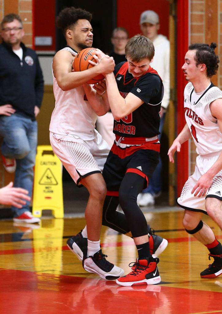 Jacobi Pilgrim battles Bakers Braidan Hart for possession.(Photo by John Fisken)