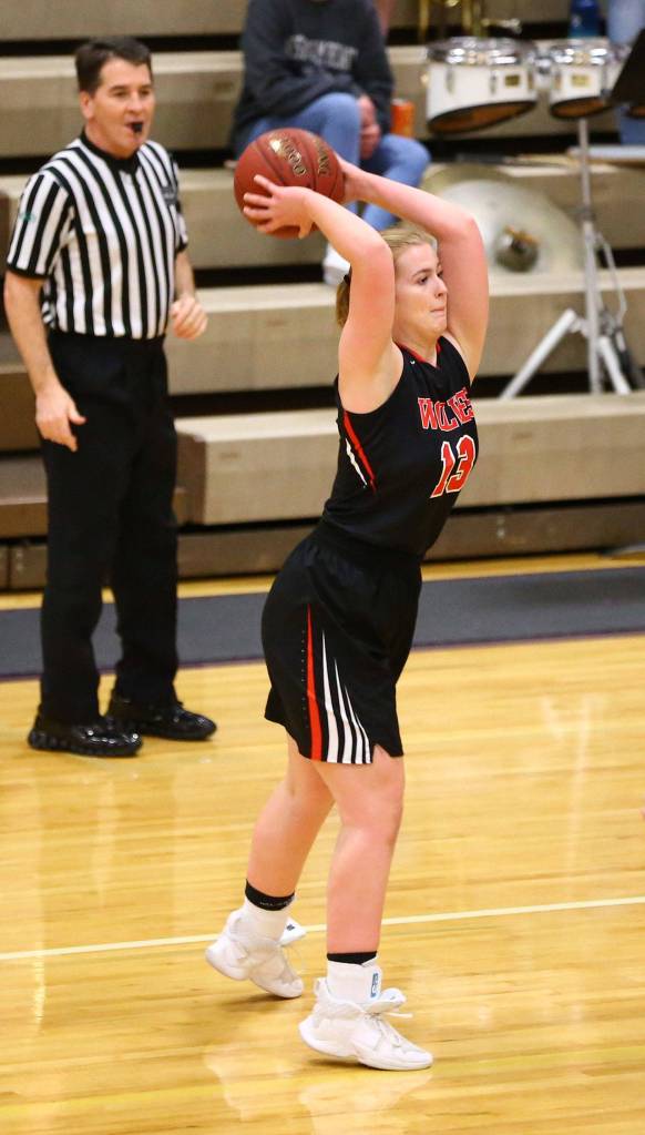 Hannah Davidson passes to a teammate. (Photo by John Fisken)