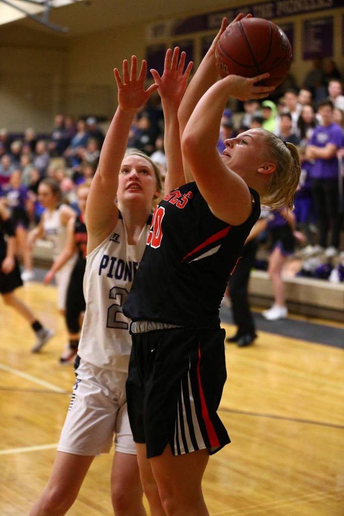 Avalon Renninger fires up a shot. (Photo by John Fisken)
