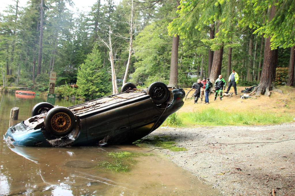 Submerged car pulled from Whidbey lake