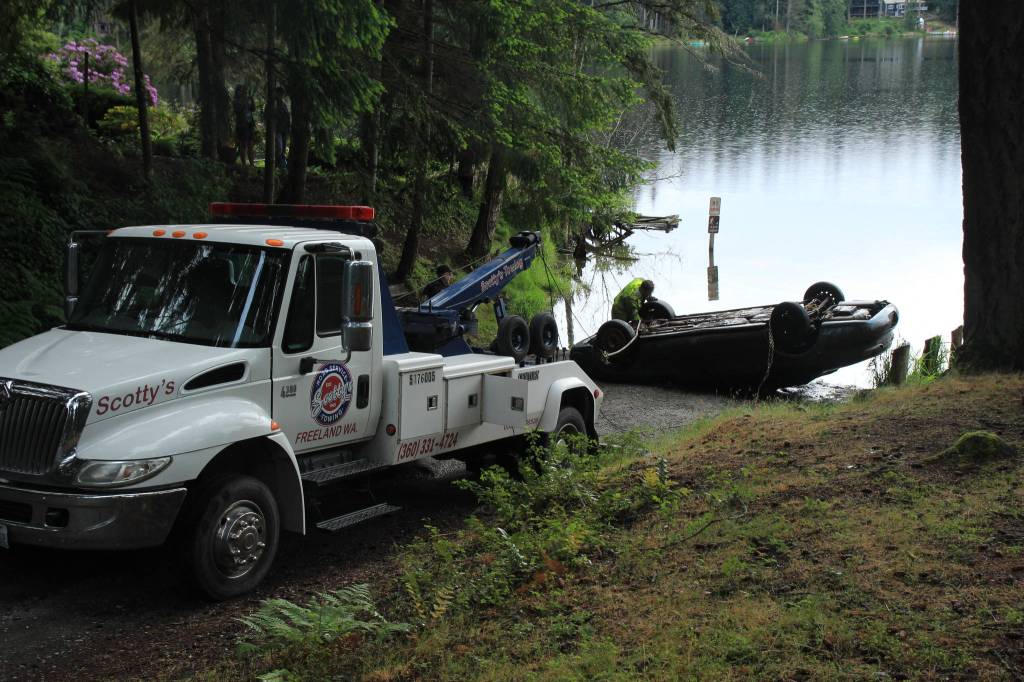 Submerged car pulled from Whidbey lake