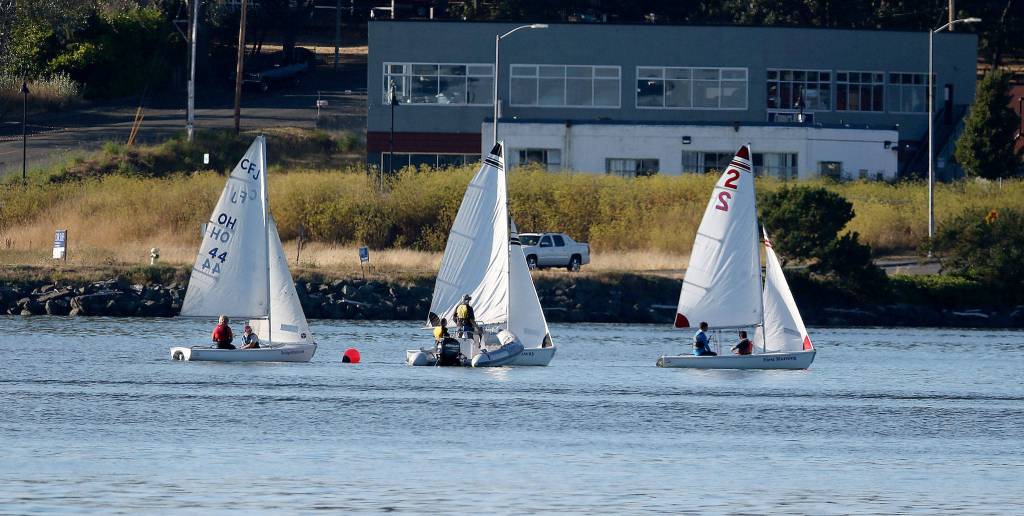 Coach Shawn OConner give directions to his sailors at practice Aug. 31. (Photo by John Fisken)
