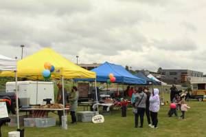 Farmers market attendees shop for local farm goods despite the chilly weather. (Photo by Karina Andrew/Whidbey News-Times)