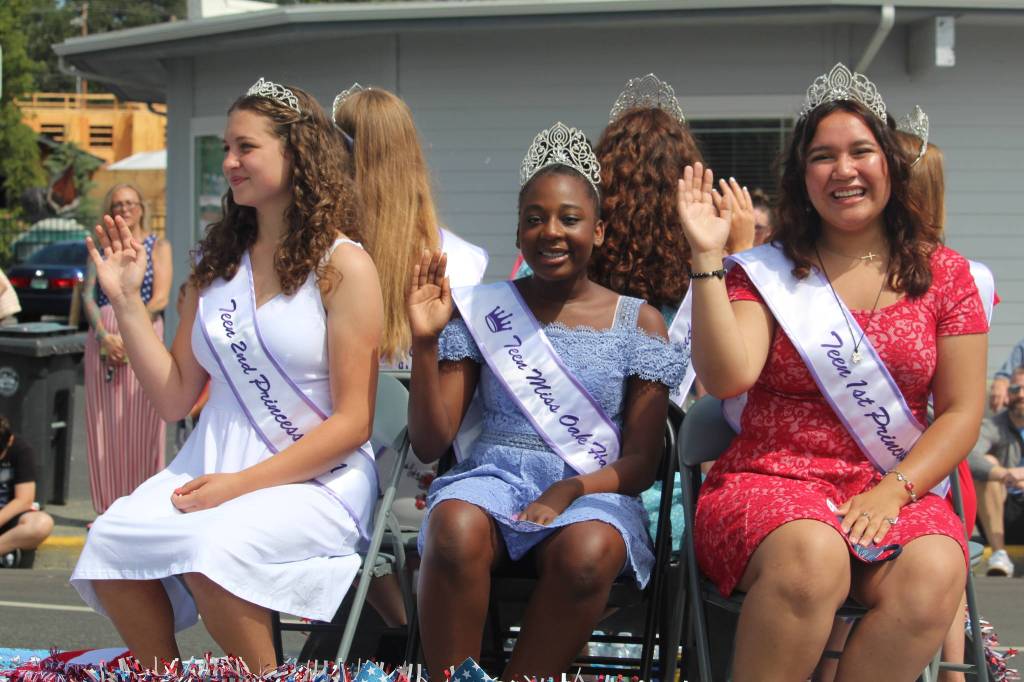 Three teen pageant winners wave at the crowd. (Photo by Karina Andrew/Whidbey News-Times)