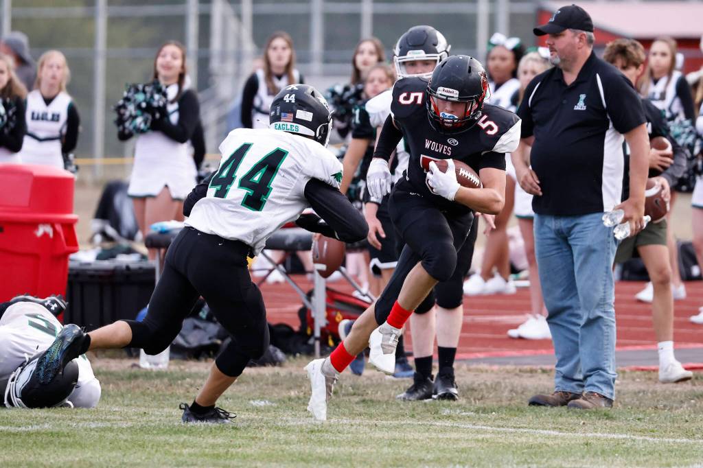 Photo by John Fisken
Coupevilles Dominic Coffman dodges the competition during Friday nights home game. The Wolves lost to the Klahowya Eagles 42-39.
