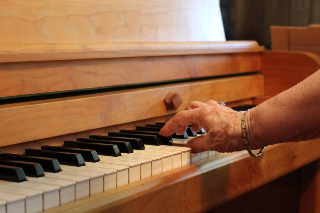 Though arthritis has kept Virginia from playing for the past few years, she still managed a few cheerful lines of the ragtime classic, Entertainer. (Photo by Karina Andrew)