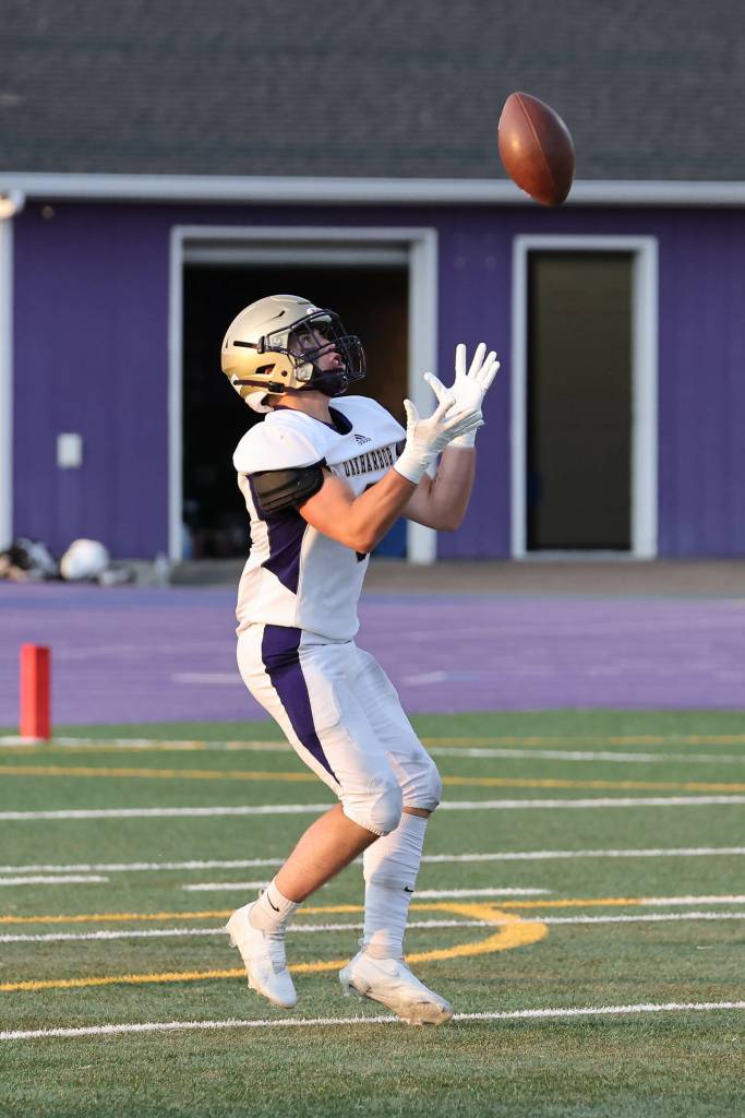 Brody Chowning fields the opening kickoff of the 2022 season. (Photo by John Fisken)