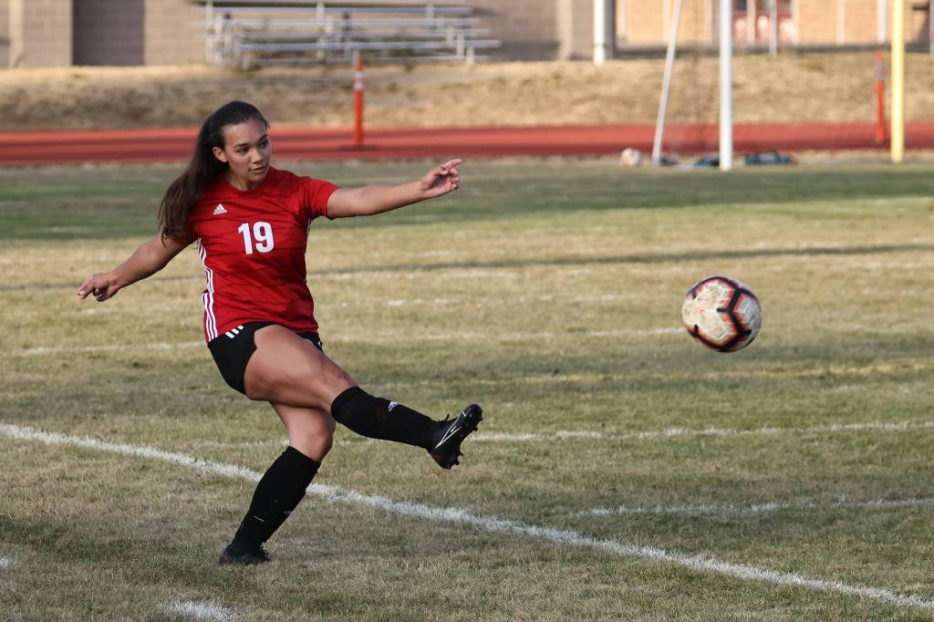 Photo by John Fisken
Nezi Keiper goes for a kick.