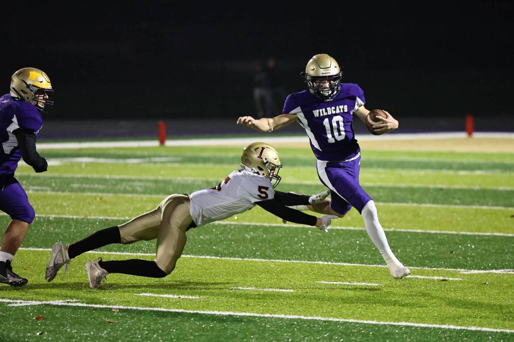 Photo by John Fisken
Oak Harbor junior Brody Snyder runs with the ball at the Nov. 4 game against Lakewood. The Oak Harbor varsity football team lost their home non-conference game against Lakewood with a score of 14-12. The team is 2-8 overall so far this season.