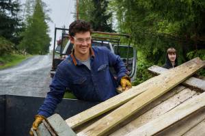 Photos by David Welton
Volunteer Kai Fletchers loads old fence boards into a trailer.