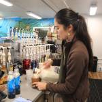 Photo by Luisa Loi
Sylvia Romero prepares drinks for students.