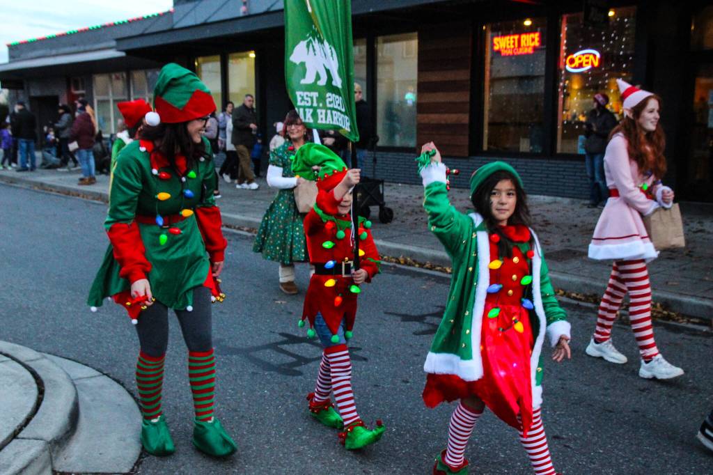 The Tipsy Jellifishs elves parade on Pioneer Way on Dec. 2. (Photo by Luisa Loi)