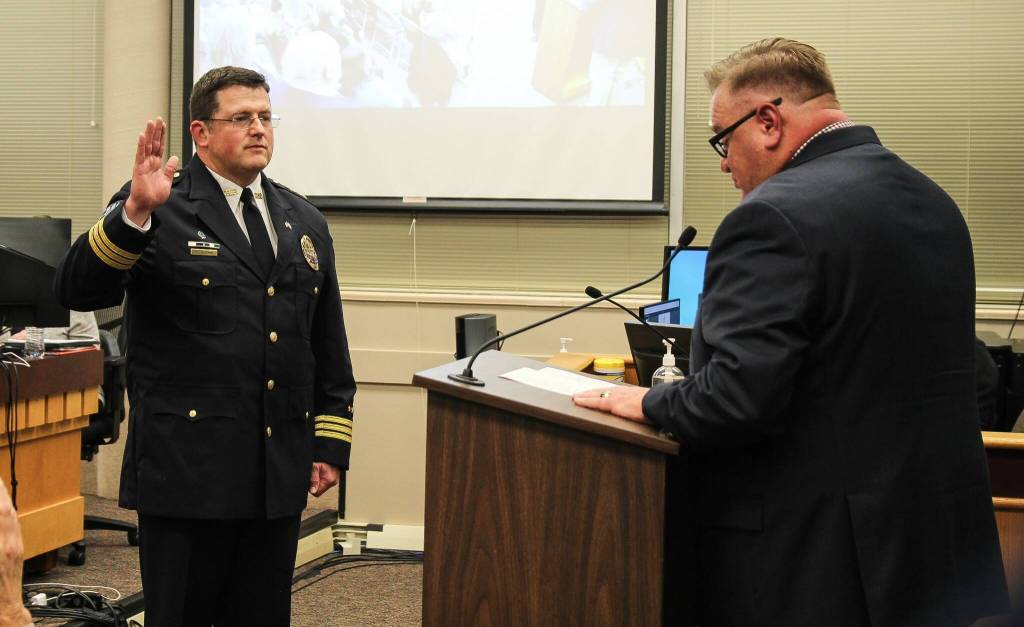 Mayor Ronnie Wright swears in OHPD Chief Tony Slowik. (Photo by Luisa Loi)