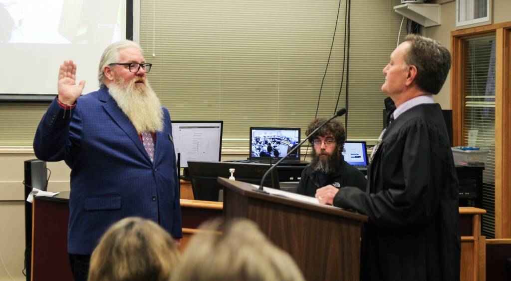 Judge William Hawkins swears in councilmember Chris Wiegenstein. (Photo by Luisa Loi)