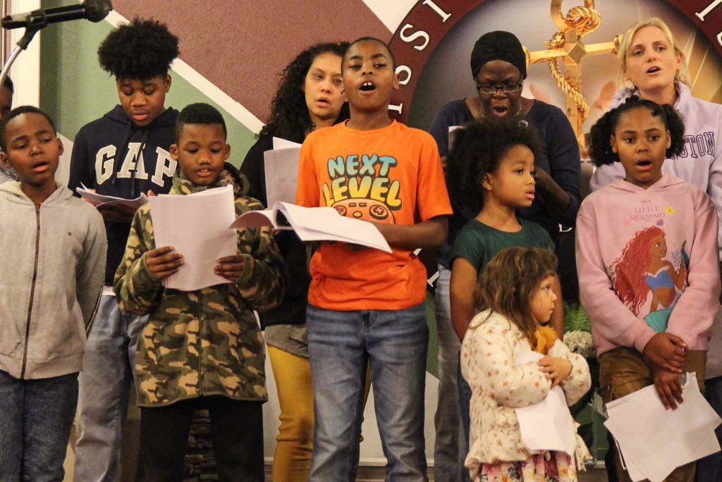The choir prepares for the MLK event. (Photo by Luisa Loi)