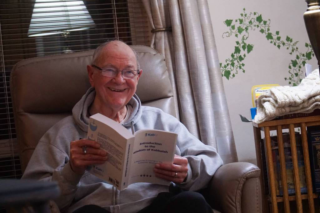 Oak Harbor resident Carl Smith reads at a Kabbalah study session. (Photo by Sam Fletcher)