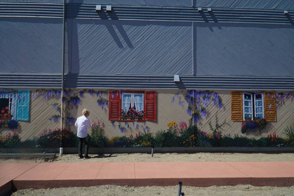Paula Fries finishes her Serendipity Lane mural on Thursday. (Photo by Sam Fletcher)