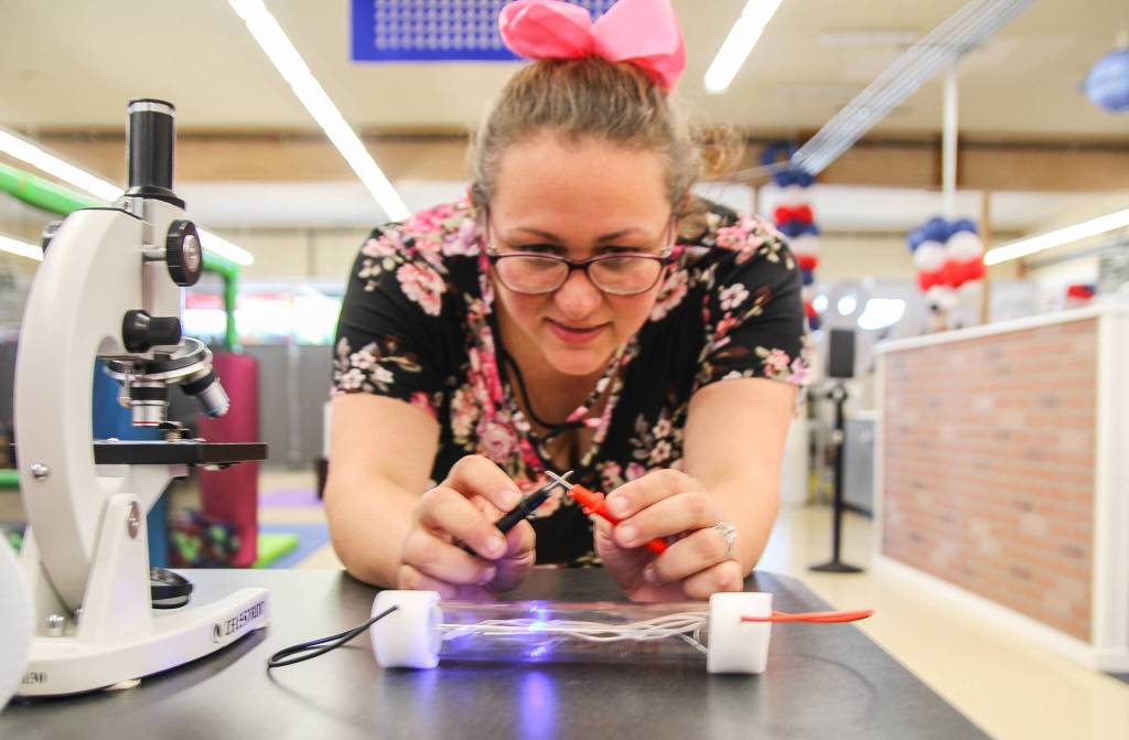 Jaylynn Sybrant plays in the science lab. (Photo by Luisa Loi)