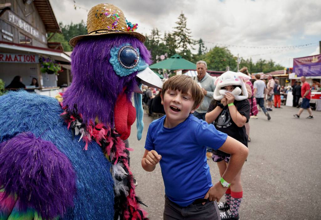 Liberace the robot turkey greets young fairgoers Thursday afternoon. (Photo by David Welton)