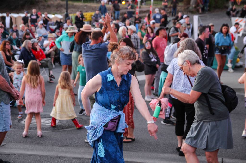 Photo by Luisa Loi
Two ladies passionately dance in front of the Island Thrift stage surrounded by an energetic crowd.