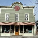 The street-facing front of Salty Vons Waterfront Inn. (Photo from saltyvons.com)