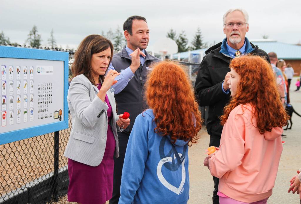 (Photo by Luisa Loi)
Students teach Superintendent Michelle Juss-Cybula some sign language.