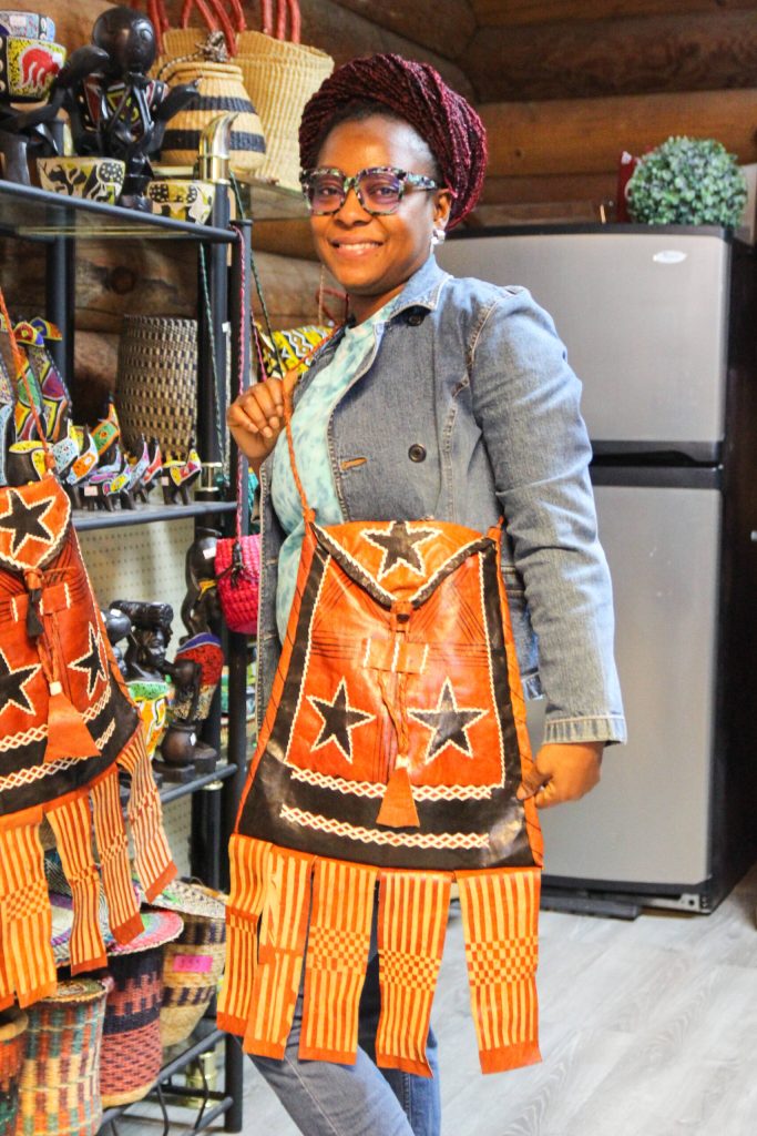 (Photo by Luisa Loi)
Dei rocks a starry leather bag.