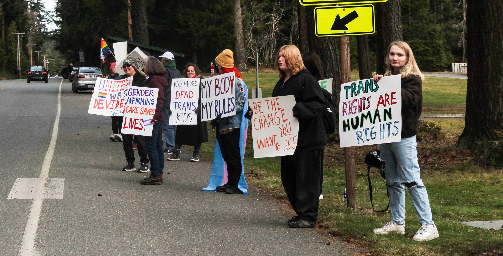 (Photo by Luisa Loi)
A small crowd of students and members of the South Whidbey Community stood in front of the South Whidbey Highschool on Thursday to support womens and LGBTQ+ peoples right to decide for their own bodies.