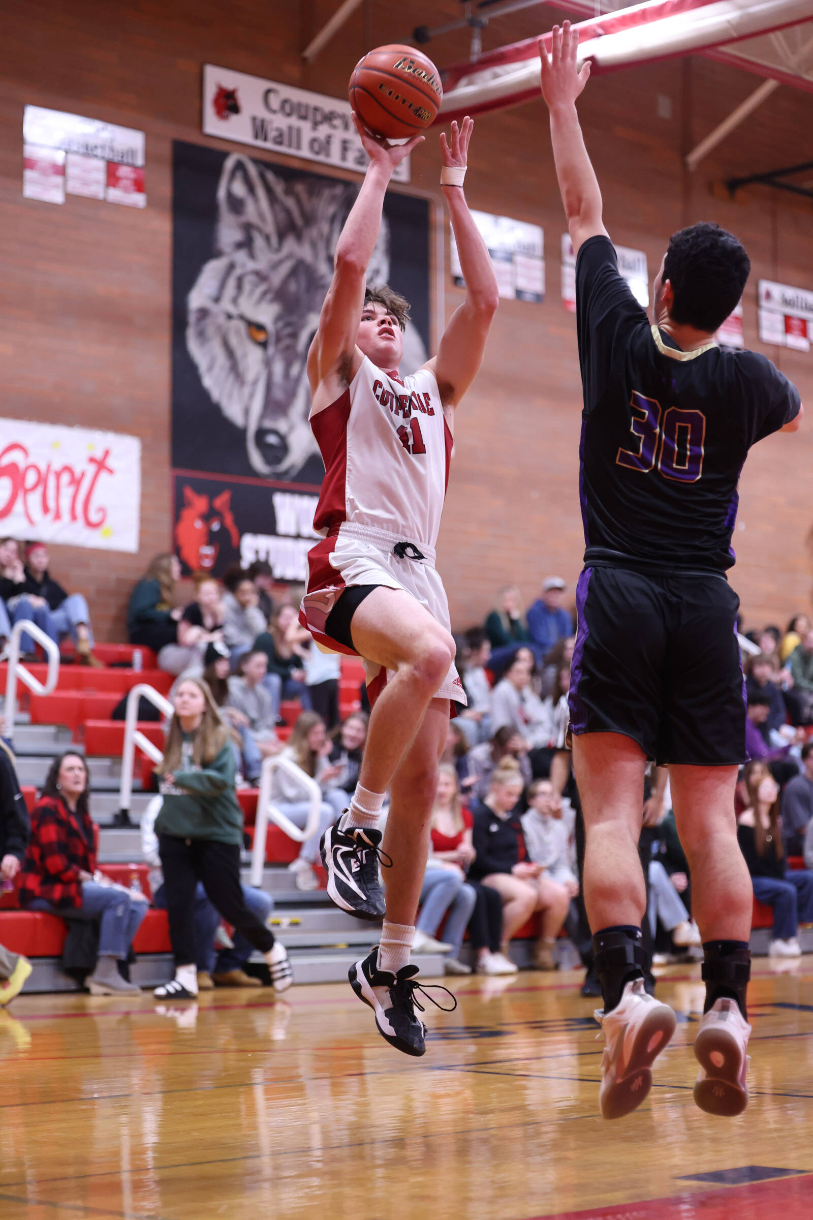 (Photo by John Fisken)
Jack Porter delivers presents to the hoop.