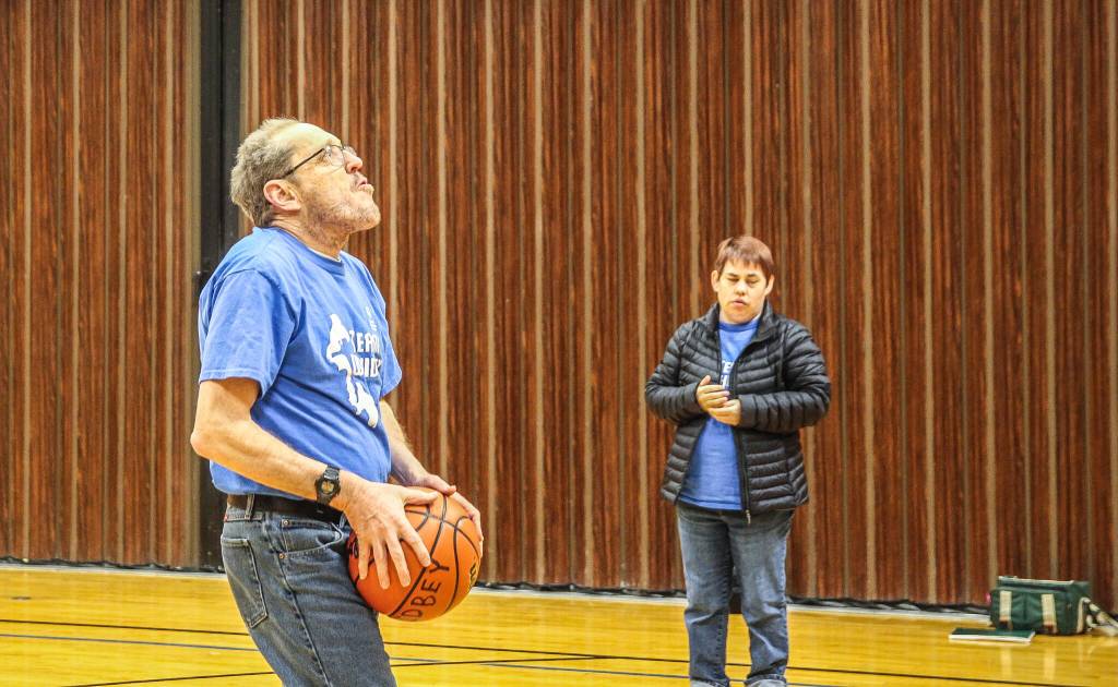(Photo by Luisa Loi)
Michael Murcrey focuses on the target before shooting as Dawnica Wiks waits for her turn. The Oak Harbor resident has been a part of the program for a while, practicing basketball and bowling, which he likes equally. To him, its a fun challenge.