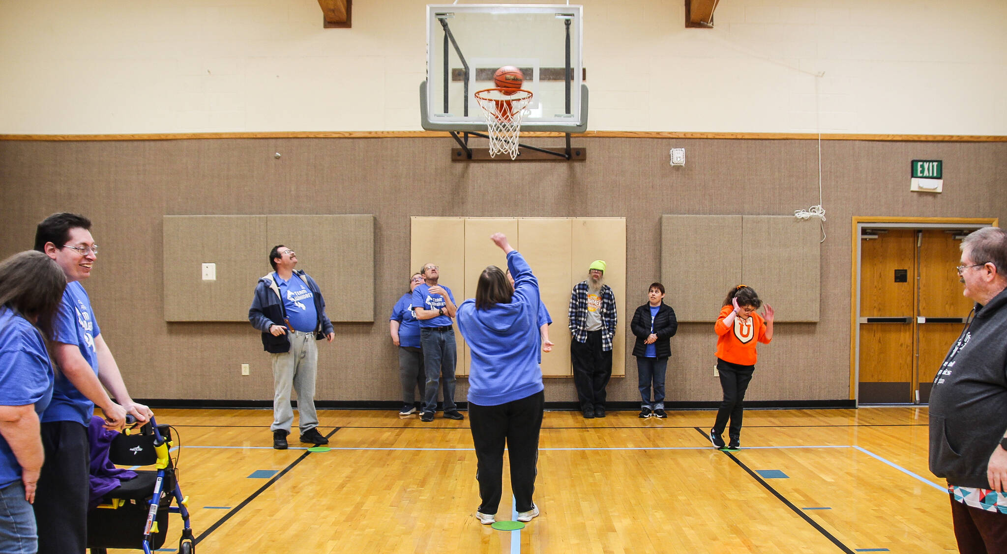(Photo by Luisa Loi)
Dagny Schellenberg shoots the ball as her teammates and coaches watch. On Feb. 8, Team Whidbey won bronze medals at the regional competition in Marysville, which has seen the participation of teams from the Cascade region  like South Whidbey, Bellingham and Mount Vernon.