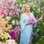 Photographed in her garden, Schweiger blends a lifelong love of nature with decades of creative experience to shape Exquisite Blumens unique, graceful floral designs.