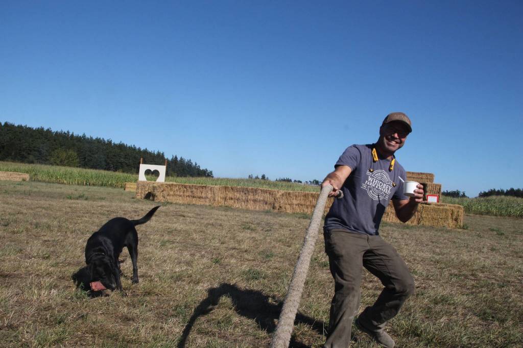 (Photo by Marina Blatt) Steve Hilborn plays tug of war one-handed, careful not to drop his ice cream cup.