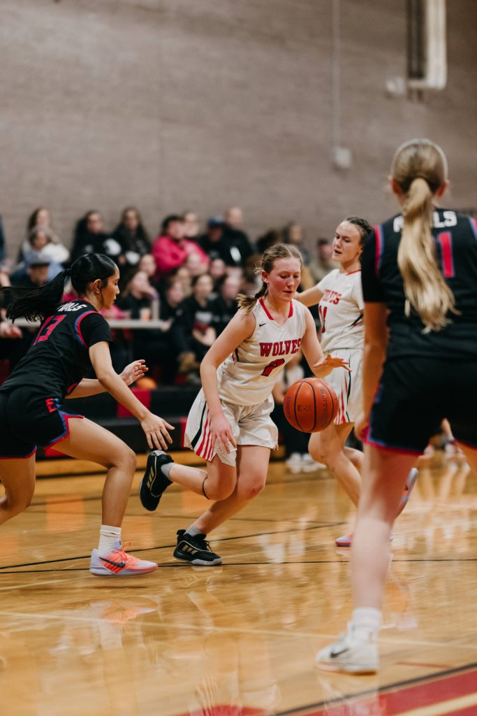 Cami Van Dyke slices through the defense. (Julie Wheat photos)